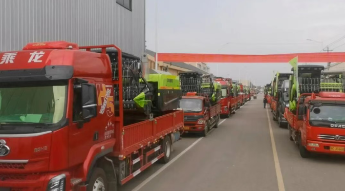 新机列装批量启程！中联重科护航江苏跨区机手丰收路