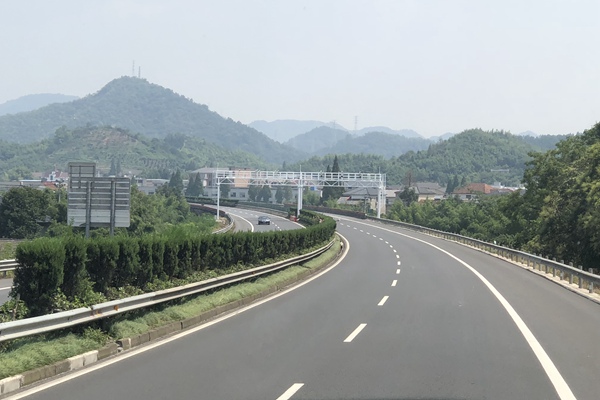 旧鞋新生，筑梦绿茵：上海海港足球俱乐部主题环保球场正式揭幕